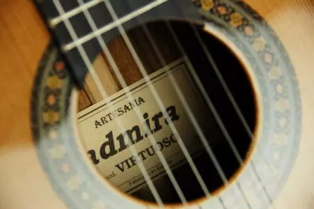 ویژگی و مشخصات گیتار آدمیرا ویرتئوز efc